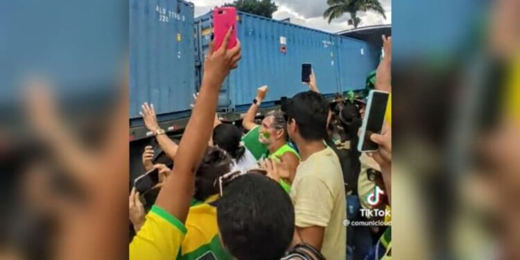 Vídeo Bolsonaristas em atos golpistas festejam fake sobre carreta de