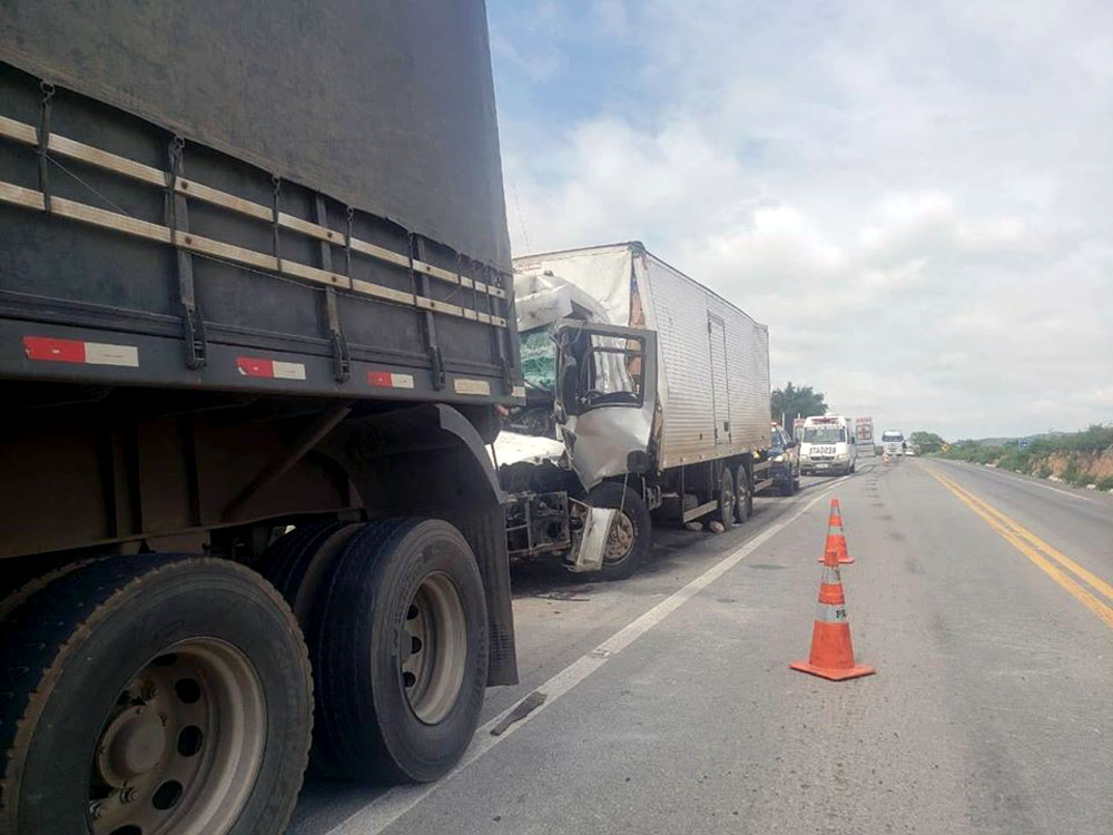 Chapada: Motorista e passageiro ficam feridos após caminhão tombar na  região de Utinga – Jornal da Chapada