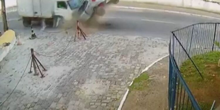 Vídeo Homem Bate Carro Em Caminhão Ao Tentar Fugir Da Polícia Em