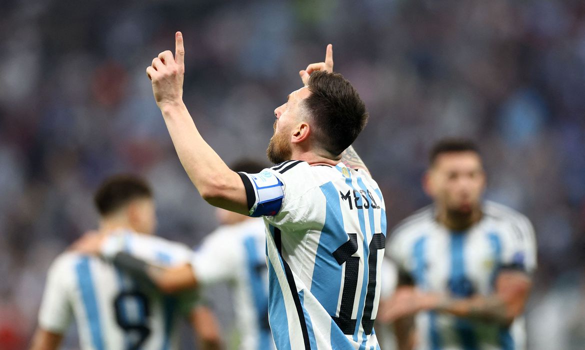 Messi bate primeiro pênalti da Argentina e brasileiros dizem que