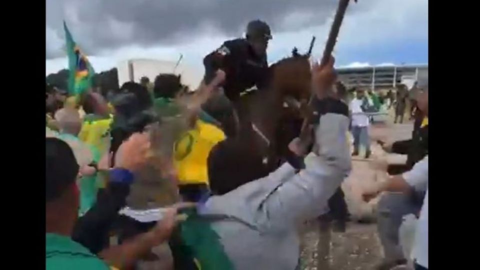 Policial militar mata cavalo e gera revolta nas redes sociais