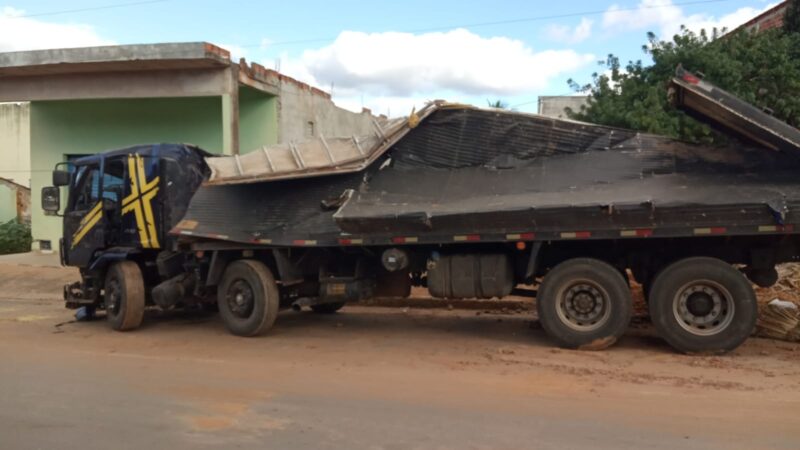 Chapada: Motorista e passageiro ficam feridos após caminhão tombar na  região de Utinga – Jornal da Chapada