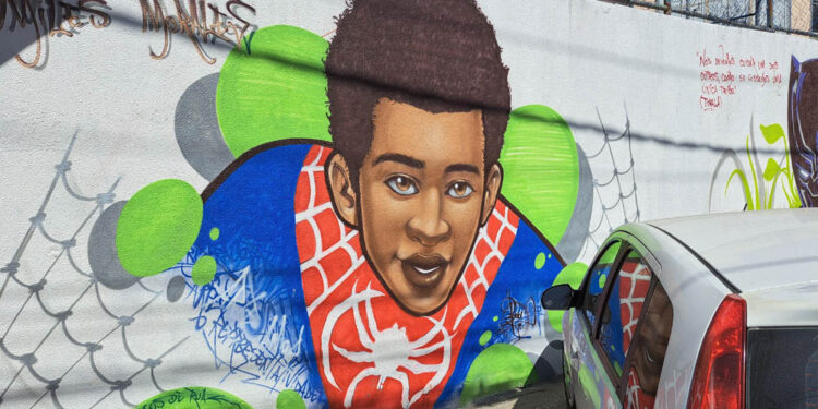 #Salvador: Pernambués se une e artistas pintam muro de escola com ilustrações de super-heróis negros; veja vídeo