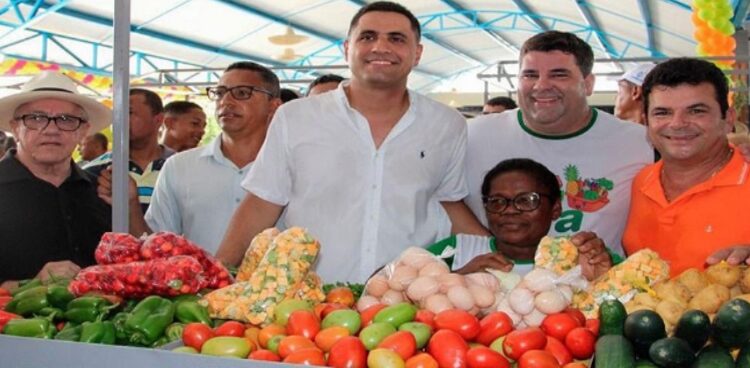Ao lado de outros políticos, prefeito Ricardo Mascarenhas marca presença na inauguração do novo setor de hortifruti da Feira de Itaberaba | FOTO: Reprodução |