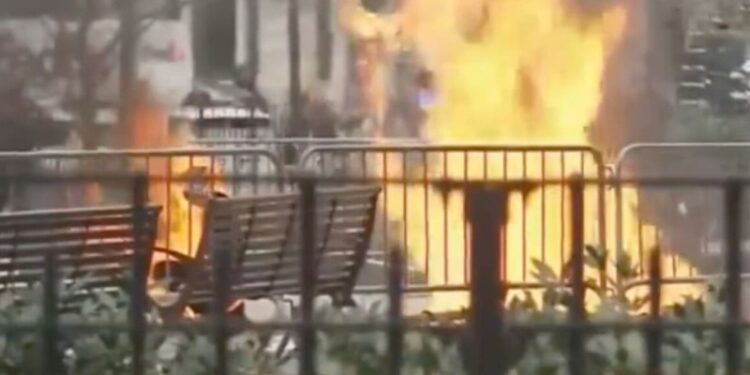Homem colocou fogo no próprio corpo em frente ao local onde ocorre julgamento de Trump | FOTO: Reprodução/CNN |