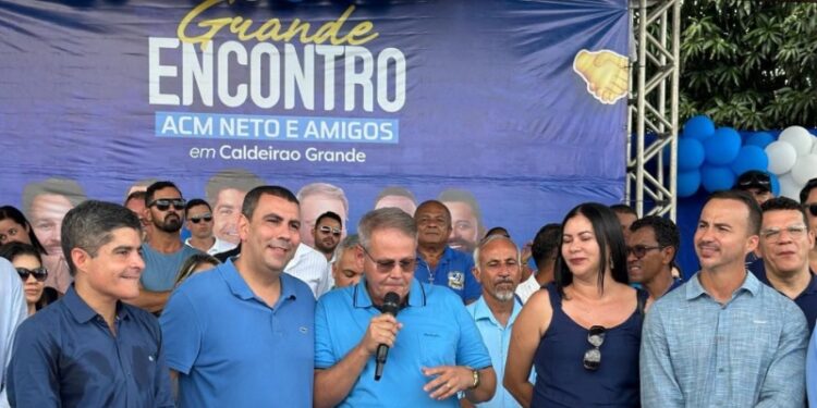 ACM Neto comemora o aniversário de Caldeirão Grande ao lado do prefeito Candinho Guirra, vice Paulo Henrique e deputados, destacando a gestão exemplar na cidade | FOTO: Divulgação |