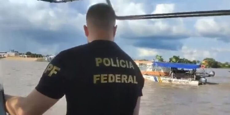 Polícia Federal e Marinha negociam liberação de embarcação brasileira na fronteira com a Bolívia | FOTO: Divulgação/PF |