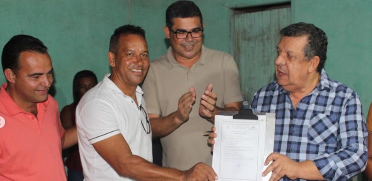 Prefeito Dinho assina ordem de serviço para execução de obras de pavimentação no Assentamento Barra Verde | FOTO: Reprodução |