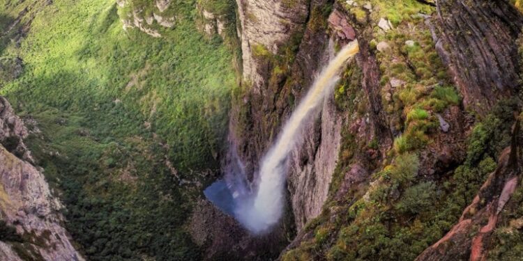 Beleza e dimensão da Cachoeira da Fumaça encanta turistas na Chapada Diamantina | FOTO: Reprodução/ Guia de Destinos |