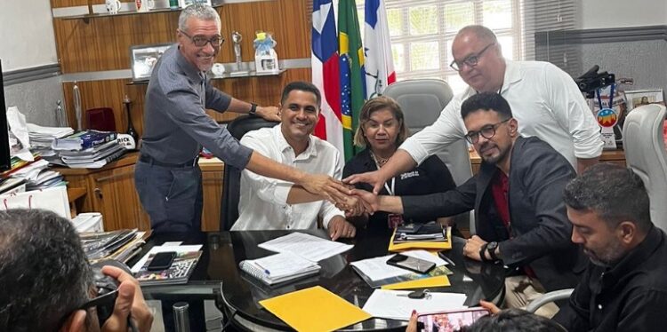 Prefeito Ricardo Mascarenhas firma parceria entre a prefeitura municipal e o Banco do Nordeste de Itaberaba | FOTO: Reprodução |