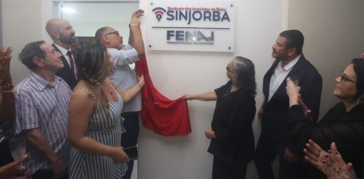 Jornalistas e autoridades políticas se reúnem na reinauguração da sede do Sinjorba em Salvador | FOTO: Reprodução |