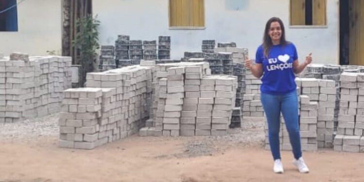 Prefeita Vanessa Senna inspeciona as obras de pavimentação na comunidade do Remanso | FOTO: Reprodução |
