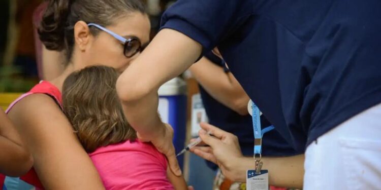 Crianças sendo vacinadas em centro de saúde no Brasil | FOTO: 
Tomaz Silva/Agência Brasil |
