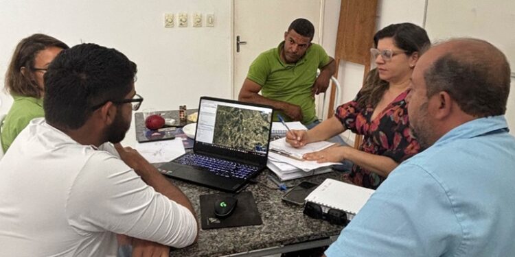 A reunião contou com a presença de representantes da CERB, da EMBASA e da Prefeitura Municipal | FOTO: Reprodução |