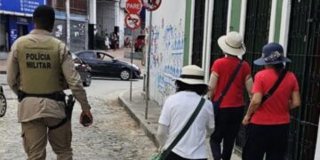 #Hospitalidade: Policiais do BPTur garantem a segurança e o acolhimento de turistas na Bahia