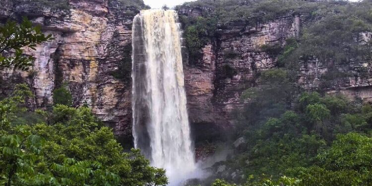 A Cachoeira do Ramalho fascina os visitantes com sua deslumbrante beleza natural | FOTO: Reprodução/ Chapada Passeios |