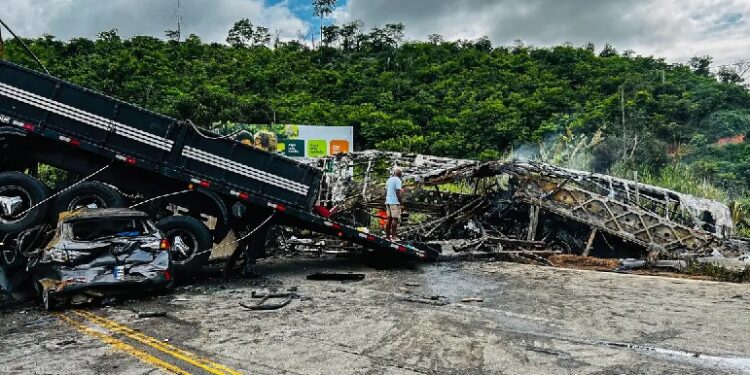 Uma pedra de granito que caiu de um caminhão teria causado o grave acidente | FOTO: Reprodução/ Agência Brasil |