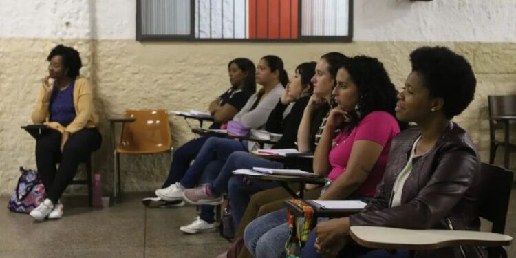 #Educação: Rede de cursinhos populares dá bolsa de R$ 200 a estudantes